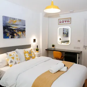 New Luxury In The Heart Of Next To Shops, Cafes, Bars & Metro With Shared Bathrooms London